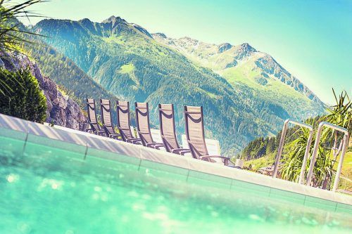 Seit Jahrzehnten beliebt: die Felsentherme Bad Gastein. Max Steinbauer Photography