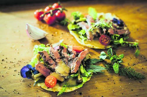 Selbstgemachte Tortillas, gefüllt mit Steak, Salat und Honig-Senfsauce. VN/Frederick Sams