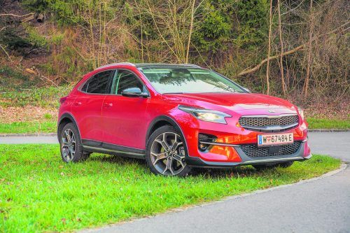 Sieht gut aus und kommt gut an: Der kompakte Kia XCeed gibt als Crossover gleichsam den modischen Muntermacher.  vn/steurer