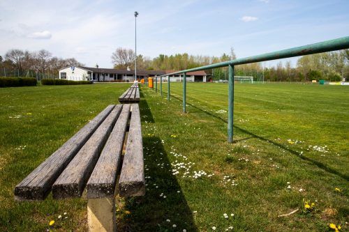 Solch verwaiste Zuschauerbänke sollen im Vorarlberger Amateurfußball bald endlich wieder der Vergangenheit angehören. GEPA