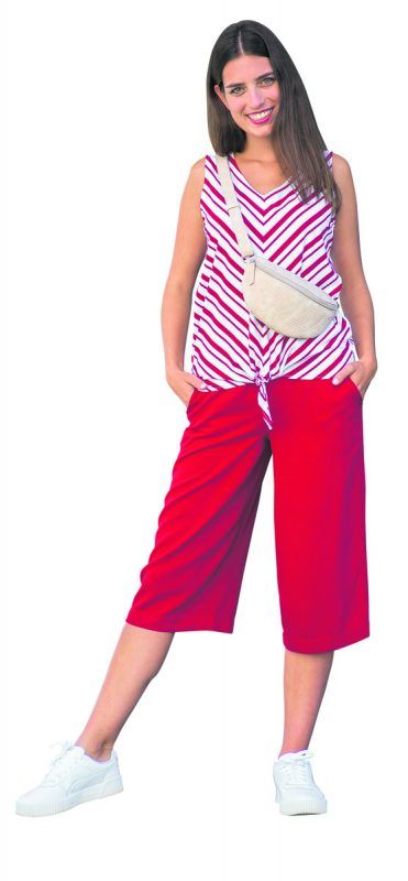 Sommerlook
            Nina trägt ein sommerlich-frisches Outfit von Street One in Lauterach: rote Culotte, 39,99 €, gestreiftes Bindeshirt, 29,99 €, weiße Gürtel-tasche, 39,99 €.
              VN/Steurer