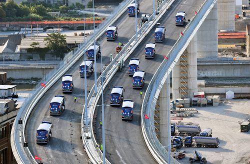 Stabilitätstests mit 56 Lkw und einem Gesamtgewicht von 2500 Tonnen. Reuters