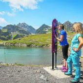 staunen, erleben und verstehen auf dem familienberg pizol Nur knapp eine Stunde ab Bregenz eröffnen die Pizolbahnen bei Bad Ragaz (Schweiz) einzigartige Ein- und Ausblicke. Hier gibt es alles für einen erlebnisreichen Sommertag: knapp 100 Kilometer Wanderwege, den Klettergarten Twärchamm, Startplätze für Gleitschirm-Piloten, Trails für Mountainbiker und idyllische Bergseen für Wanderer und Sportfischer. Für Familien bieten sich besonders der Heidipfad und der Wasserwald an.