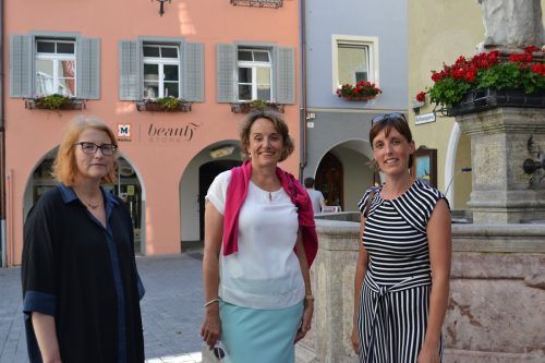 Stephanie Gräve (Intendantin des Landestheaters), Elisabeth Türk-Saggel (Präsidentin des Vereins Theaterfreund*innen) und Bianca Bachmann (Kulturamt). bi
