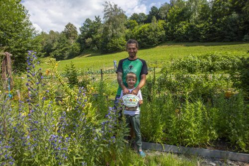 Stolz zeigt Sohn Jakob die Plakette her.