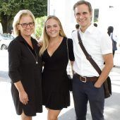 Jugend vor dem Vorhang