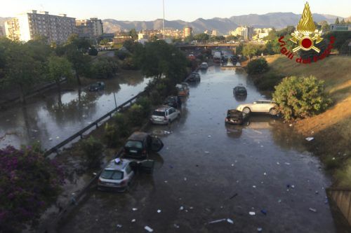 Stundenlanger Regen hat Straßen unter Wasser gesetzt. AP