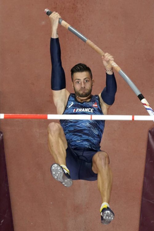 Top-Stabhochspringer Valentin Lavillenie tritt in seinem Garten in Aubiere (Fra) an. Ap