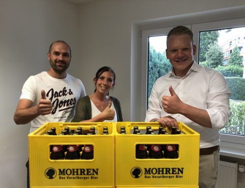Um Solidarität mit der Mohrenbrauerei zu zeigen, hat Christof Bitschi Bierkisten verlost. Am Freitag erfolgte die Übergabe, auch an Denise und Patrick Böhler.  FP