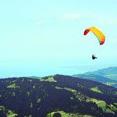 vielseitiger sommer auf der niedere in Andelsbuch Ob weit über den Bodensee, die Allgäuer Alpen oder über die Schweizer Berge – was sich mit den Bergbahnen Andelsbuch auftut, ist ein Weitblick der besonderen Art. Flugbegeisterte finden auf der Niedere eines der besten Fluggebiete, bekannt für seinen konstanten Hangaufwind und die gutmütigen Thermikverhältnisse. Auch Wanderer finden hier ihr Glück – zum Beispiel auf dem besonders für Familien geeigneten Panoramarundweg.
