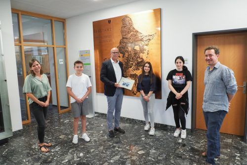 (v.l.) Schulsozialarbeiterin Teresa Worf, Noah Vojic, Bürgermeister Walter Gohm, Serra Gültekin, Simge Ergenec und Klassenvorstand David Böckle.  gemeinde