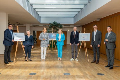 V.l.: Walter Haas (ITG Salzburg), Ruth Breu (Uni Ibk.), LR Patrizia Zoller, Ministerin Margarete Schramböck, Tilmann Märk (Uni Ibk.), Jimmy Heinzl (WISTO), M. Hofer (Tirol). SAT