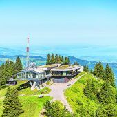 von bezau mit der panorama-pendelbahn hinaufgondeln Über den sonnigen Bergrücken der Niedere schwebend, entführt die Bezauer Pendelbahn Familien, Ausflügler und Sportler auf 1650 Meter Höhe zu einem der schönsten Aussichtspunkte im Bregenzerwald. Ob Anfänger oder geübter Wanderer – jeder findet hier eine Route, die seinen Bedürfnissen entspricht. Am 7. August und am 4. September 2020 bietet die Seilbahn Bezau romantische Sonnenuntergangsfahrten an.