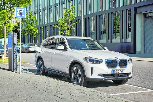 Von der Philosophie, Elektroautos wie den i3 grundlegend anders als konventionell angetriebene Pkw zu konstruieren, ist BMW abgerückt. Der erste Vollblutstromer der Marke nach dem Paradigmenwechsel heißt iX3, der, wie der Modellname schon sagt, vom SUV X3 abstammt. Im Sommer startet der Münchener Autobauer die Produktion des E-Modells in China und beliefert zunächst dort erste Kunden. Europastart ist im Frühjahr 2021.