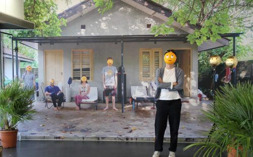 Während Masken präsenter Teil unseres Alltags sind, sind die Masken von Claudia Larcher in der Galerie Lisi Hämmerle wahrhaftig aus einem anderen Holz geschnitzt.  AG, Larcher