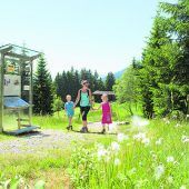 wandern, staunen und geniessen am kristberg in silbertal Er gilt als der Genießerberg im Montafon: Der Kristberg bietet ein abwechslungsreiches Angebot für Familien und Erholungssuchende. Sie können wählen zwischen vielen Rundwanderungen mit gemütlichen Einkehrmöglichkeiten, Mountainbike- oder E-Bike-Touren, einem Besuch in der Waldschule, einer unterhaltsamen Knappenführung in der St.-Agatha-Kapelle oder einem der Bergerlebnisse rund um „Silbi“ und den Silberpfad.