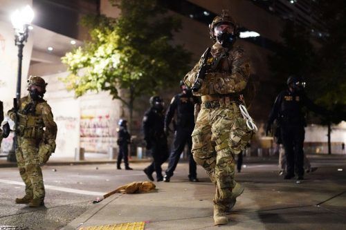 Wegen gewaltsamer Ausschreitungen im Zuge von Protesten gegen Rassismus und Polizeigewalt sind Sicherheitskräfte des Bundes in der Stadt Portland im Einsatz.  AFP
