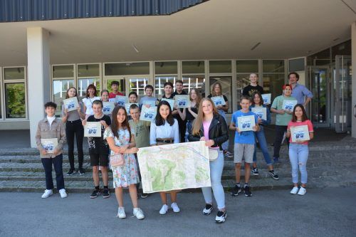 Wir, die Klasse 3b der Vorarlberger Mittelschule Frastanz, haben es geschafft und einen Frastanz-Guide mit dem Titel „Wo Vielfalt zu Hause ist“ geschrieben. Marion Hofer