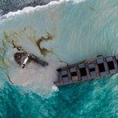 Vor Mauritius havarierter Frachter in zwei Teile zerbrochen
