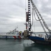 1000-Liter-Weinfass aus Bodensee geholt