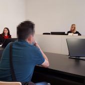 Ins Taxi gepinkelt und den Fahrer bedroht