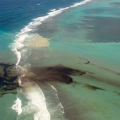 Riss in Unglücksfrachter vor Mauritius wird größer