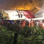 Flugzeug bei Landung in Indien verunglückt