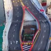 Häuschen mitten in einer Autobahnbrücke
