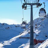 Schnellere Bahnen, offene Fenster: Seilbahnen planen für den Coronawinter. »D2