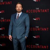 Ben Affleck trägt Umhang