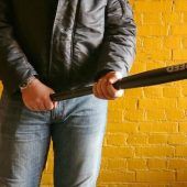 Mit Baseballschläger gegen Drogenkunden