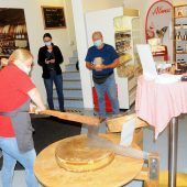 Alpkäseanschnitt im Käslädele