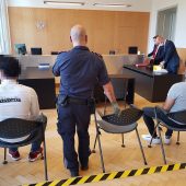 Schuldeneintreiber des Raubes angeklagt