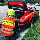 Flammen im Motorraum von Porsche 911