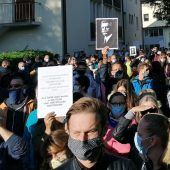 Swarovski-Mitarbeiter mit Mahnwache gegen Jobabbau
