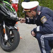 Mit getuntem Moped vor Polizei in Nüziders geflüchtet