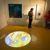Eine Ausstellung, die dann glückt, wenn die Fassaden bunter werden