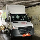 Lkw steckt fest