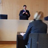 Tochter mit dem Messer bedroht