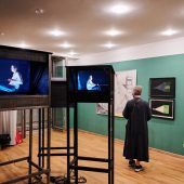 Galeristin Lisi Hämmerle bei Wiener Kunstmesse