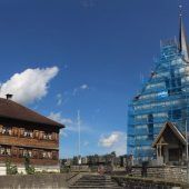 Gold glänzt das Dach der Schwarzenberger Kirche