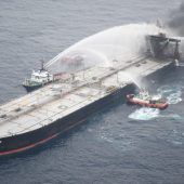 Neues Feuer auf Tanker ausgebrochen