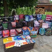 Gebrauchte Schultaschen vollgepackt mit Zukunftschancen