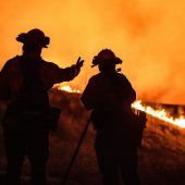 Feuer fressen sich weiter