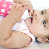 Polypropylen-Babyflaschen geben viel Mikroplastik ab
