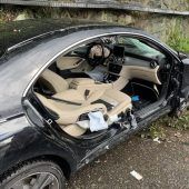 Mit Auto frontal gegen Felswand