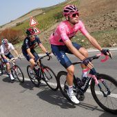 Ganna rollt im rosa Trikot