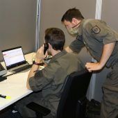 Soldaten unterstützen das Infektionsteam