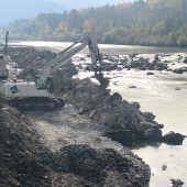 An der Bregenzerach wird gebaggert