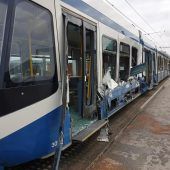 Zürcher Straßenbahn bei Unfall aufgeschlitzt